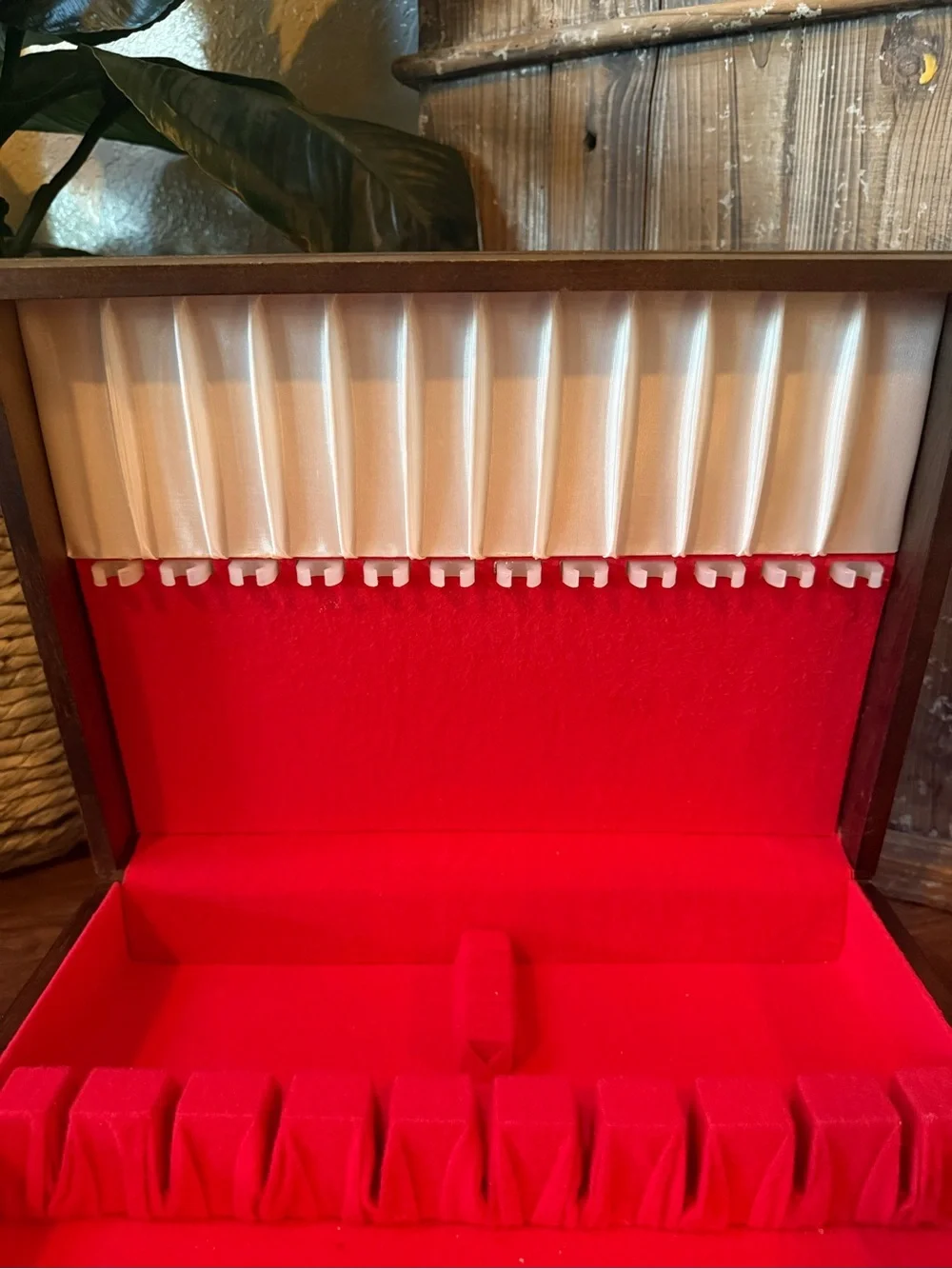 Vintage International Silver Co Large Silverware Chest Mahogany Veneer 14x11x5